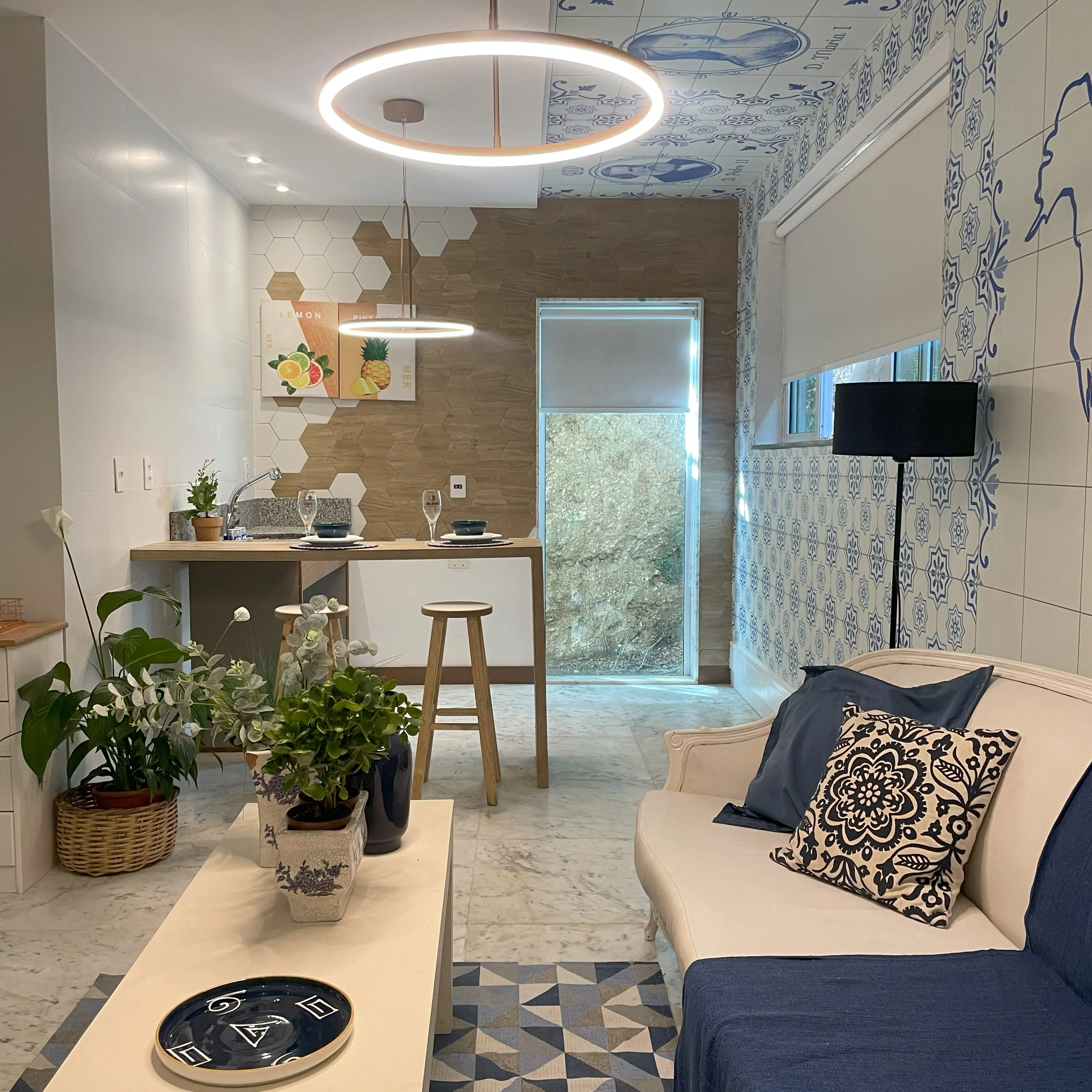 Itacoatiara Suite sitting and dining area.