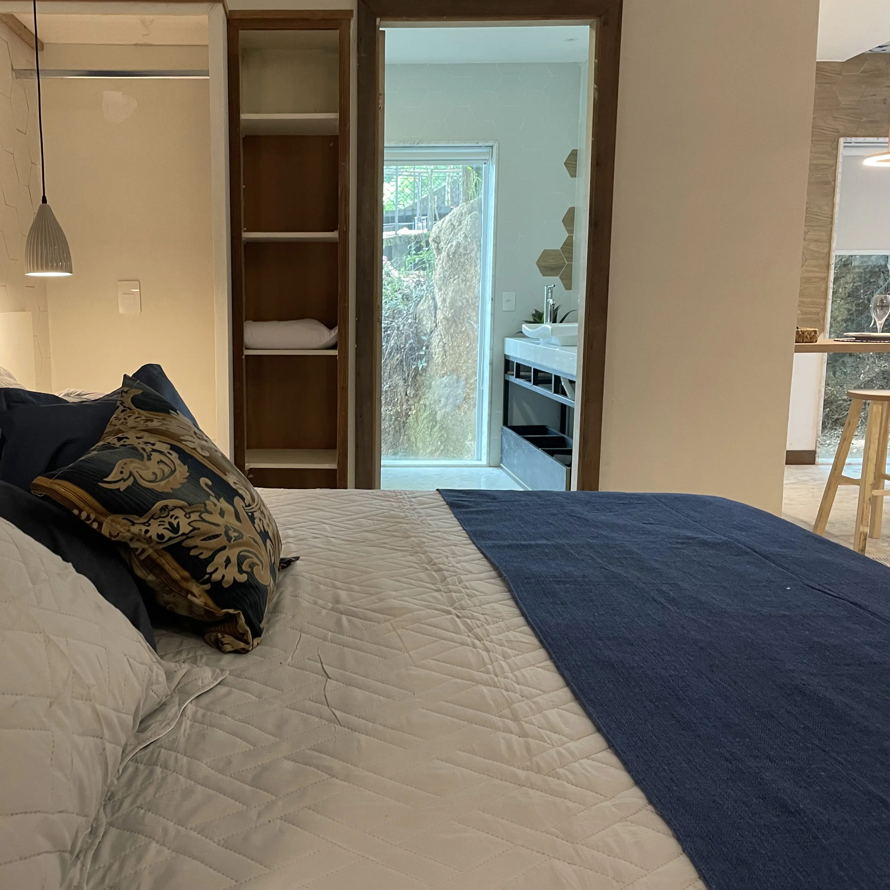 Itacoatiara Suite bed and bath.