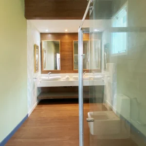 Large bathroom of the Rio Holiday Copacabana Suite